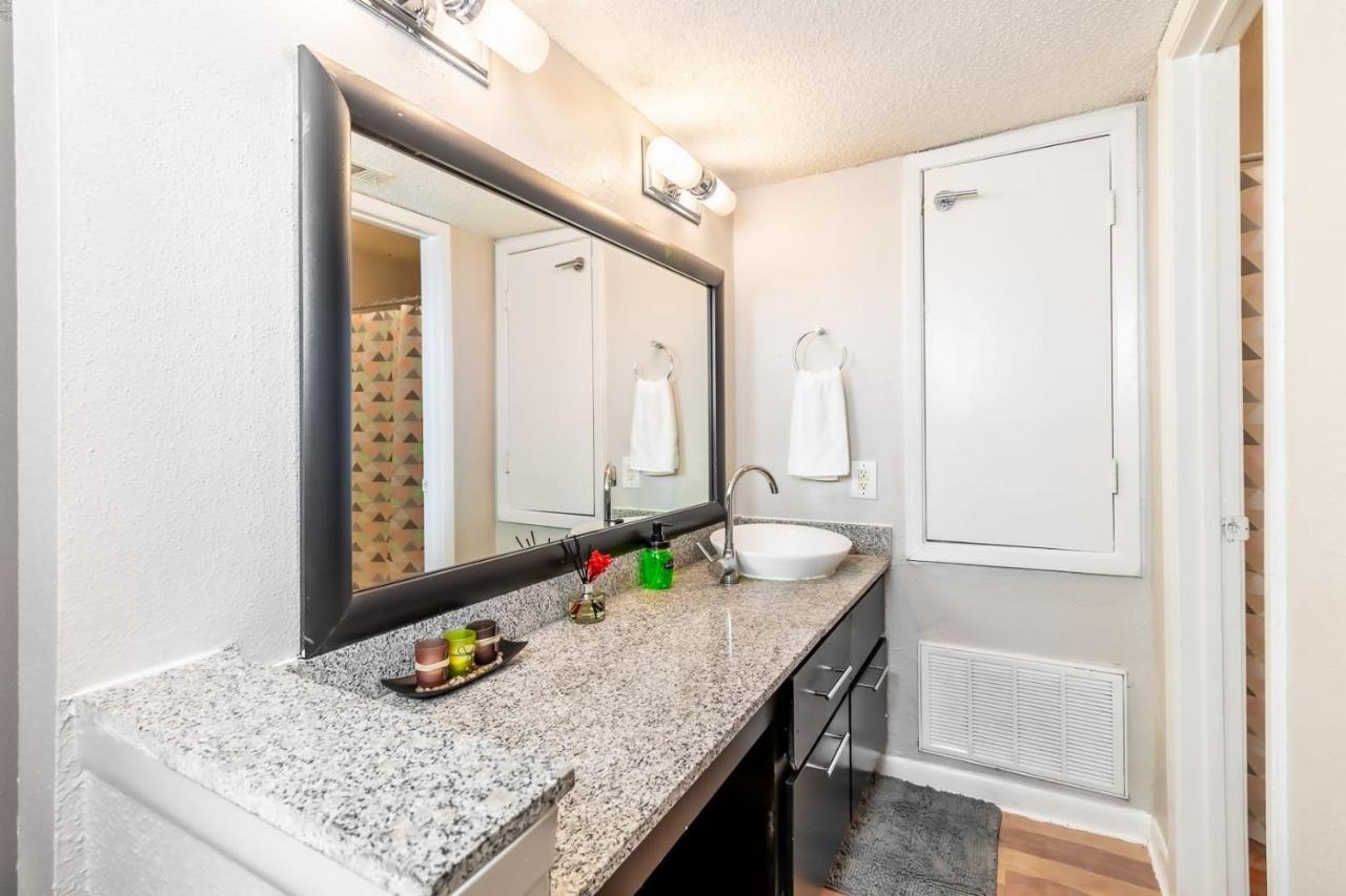 Efficiency 2Br King Bed Suites Next To Downtown Остін Екстер'єр фото